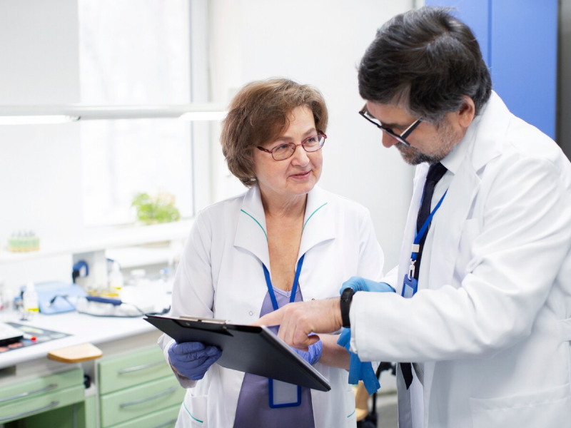 doctores-trabajando-juntos-investigacion-medica_23-2149345467_800